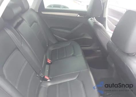 2015 Volkswagen Passat 1.8T Wolfsburg Edition z USA, uszkodzony, nr VIN 1VWAT7A31FC005337